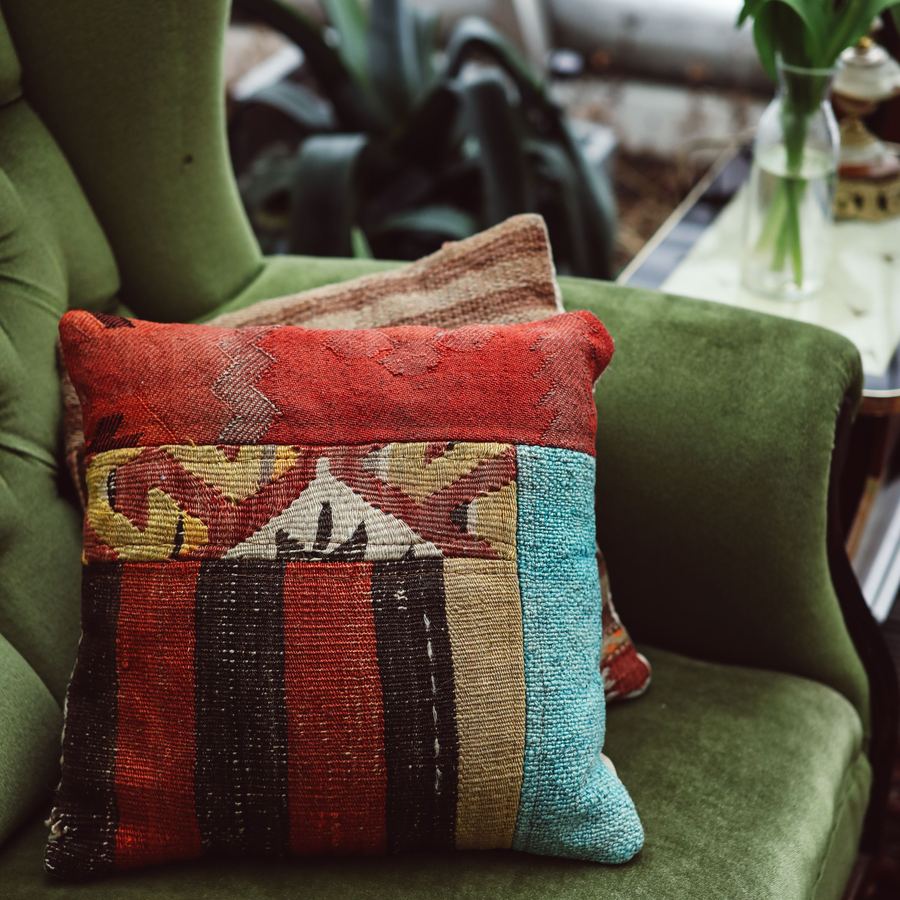 Sarung Bantal Tenun 45 × 45